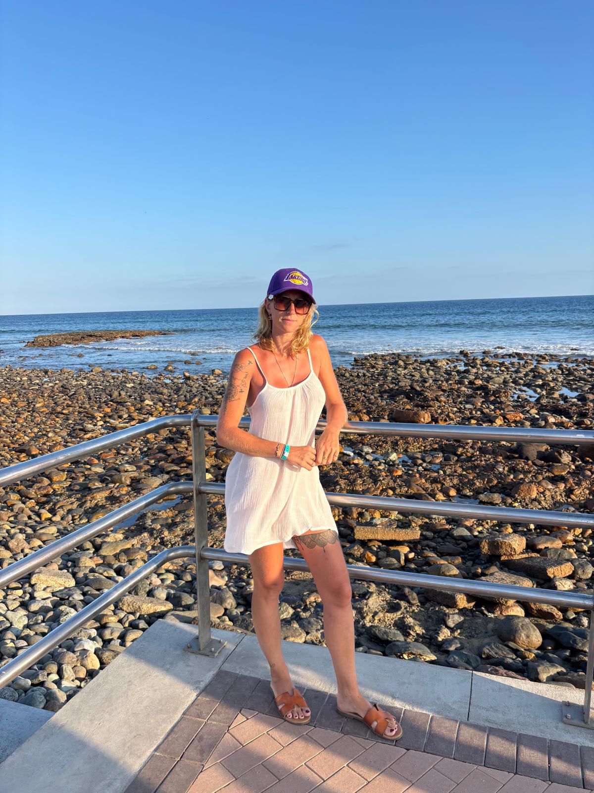 Jessica Deveyt sur le front de mer, en Espagne