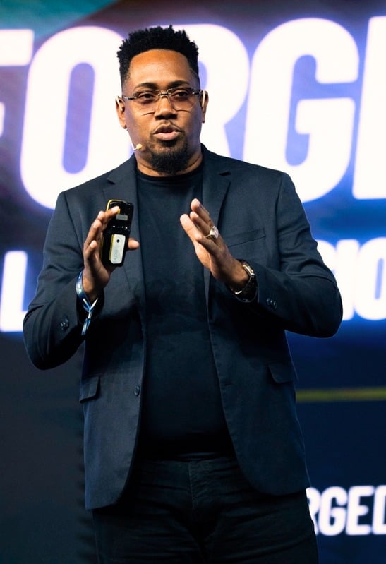 Rodrigue Nepotel, fondateur de La Diamond House, sur scène